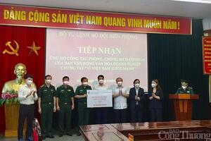 Trao tặng vật tư, trang thiết bị y tế phòng, chống dịch Covid- 19 cho Bộ đội biên phòng