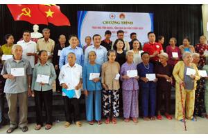 Phó Chủ tịch nước Đặng Thị Ngọc Thịnh thăm và tặng quà cho học sinh, gia đình chính sách tại Quảng Nam