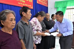 Trao 40 phần quà cho gia đình chính sách xã Long Sơn (TP. Vũng Tàu)