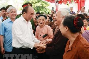 Chủ tịch nước thành kính dâng hương tại Lễ Giỗ Tổ Hùng Vương