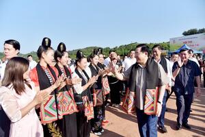 Chủ tịch Quốc hội Vương Đình Huệ thăm vùng trồng cà phê tỉnh Sơn La