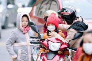 Tranh cãi trẻ nghỉ học khi trời rét: Chuyên gia nói gì?