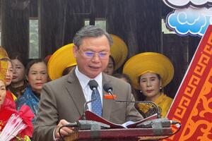 Dòng người đội mưa đổ về chùa Hương ngày khai hội