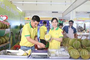Sầu riêng hút khách tại Phiên chợ nông sản, đặc sản vùng miền