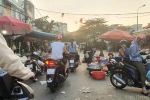 Thị trường Đà Nẵng mùng 4 Tết: Hoa, trái cây đắt khách