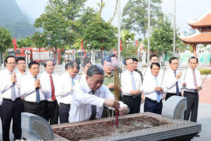 Tổng Bí thư dâng hương tại Khu tưởng niệm các vị tiền bối cách mạng tại Tuyên Quang