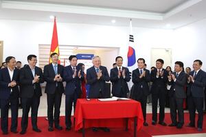 Phó Thủ tướng Thường trực Chính phủ Nguyễn Hòa Bình thăm Công ty TNHH Hana Micron Vina