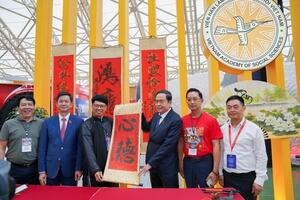 Chủ tịch Trần Thanh Mẫn thăm gian triển lãm Khoa học xã hội Việt Nam