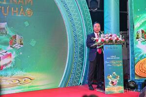 Cá tầm ‘khổng lồ được đấu giá tại Tuần lễ Nông sản Việt 2025