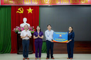 Tổng Bí thư Tô Lâm thăm hỏi, tặng quà người dân bị ảnh hưởng lũ lụt ở Huế