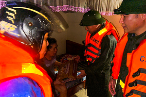 Nước lũ lên nhanh, người dân Hà Tĩnh hối hả di dời trong đêm