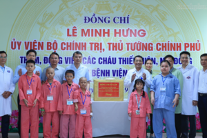 Thủ tướng trao quà của Tổng Bí thư, Chủ tịch nước Tô Lâm tặng các bệnh nhi ung thư
