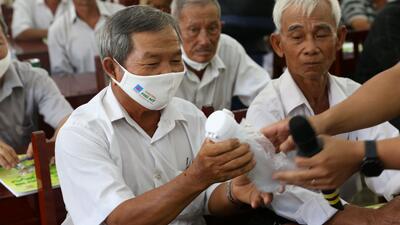 Nông dân nhận quà lưu niệm