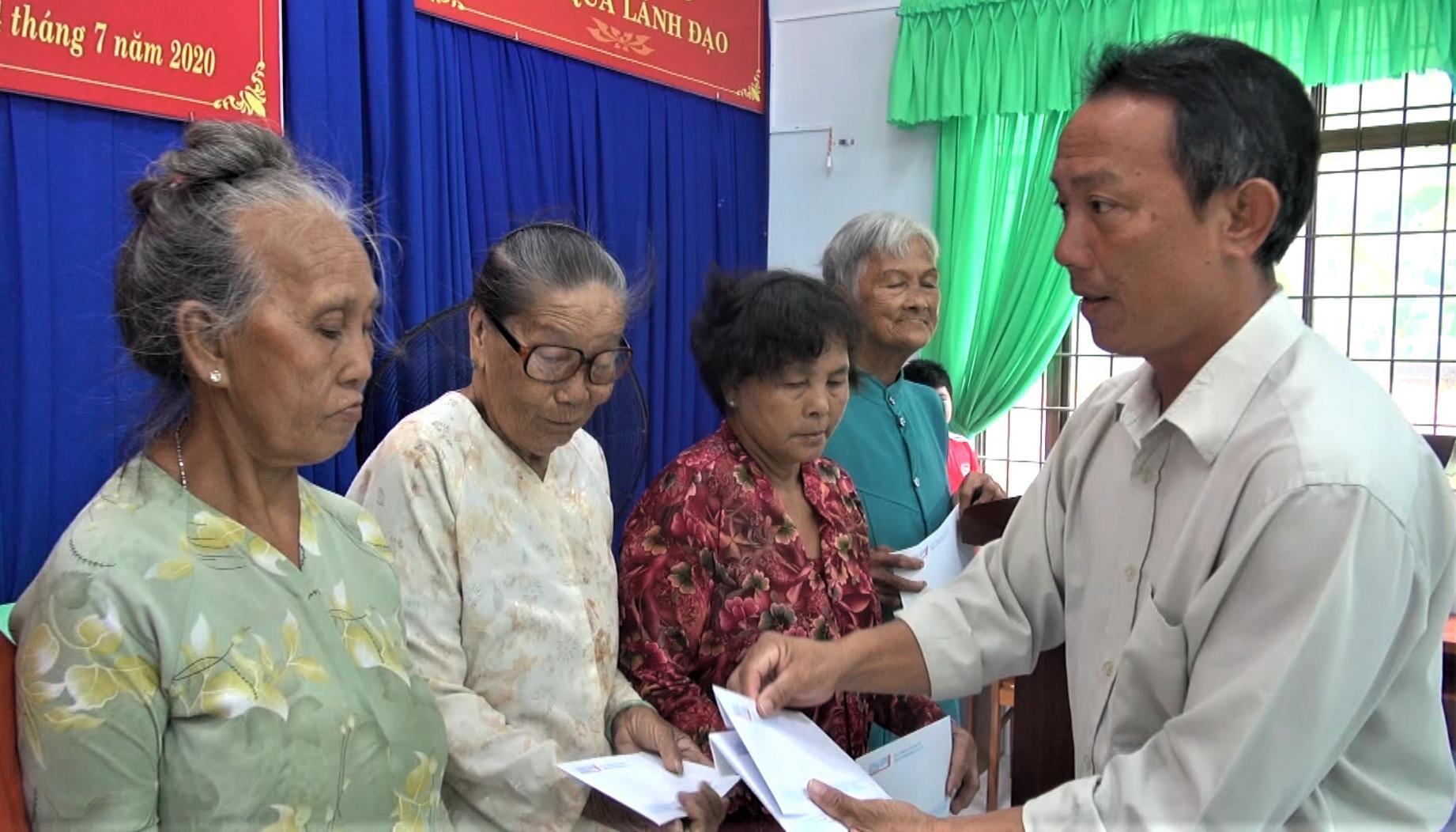 Ông Huỳnh Quang Khải, Phó Bí thư Đảng ủy xã Long Sơn trao quà cho các gia đình chính sách trên địa bàn xã Long Sơn.
