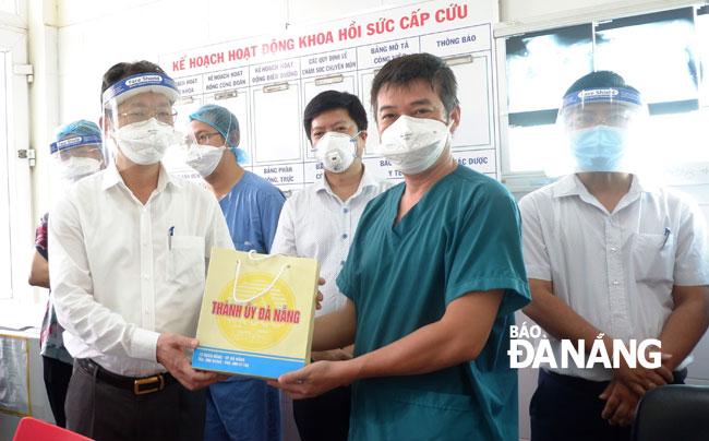Phó Bí thư Thường trực Nguyễn Văn Quảng tặng quà, ghi nhận, biểu dương tinh thần làm việc trách nhiệm, hiệu quả của đội ngũ y bác sĩ tại 2 Bệnh viện Phổi Đà Nẵng và Bệnh viện dã chiến Hòa Vang trong nỗ lực điều trị bệnh nhân Covid-19. Ảnh: PHAN CHUNG