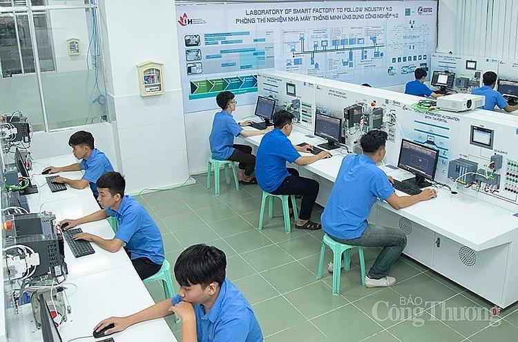 nha may thong minh 40 trong truong dai hoc mo hinh hay can nhan rong