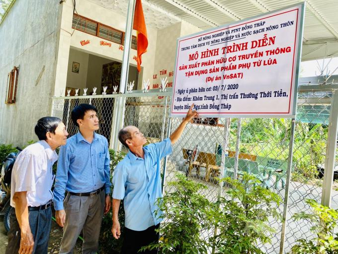 Ban quản lý dự án VnSAT Đồng Tháp hỗ trợ xây dựng mô hình trình diễn tận dụng sản phẩm phụ từ lúa gạo cho HTX nông nghiệp Phước Tiền, huyện Hồng Ngự, Đồng Tháp. Ảnh: Lê Hoàng Vũ.