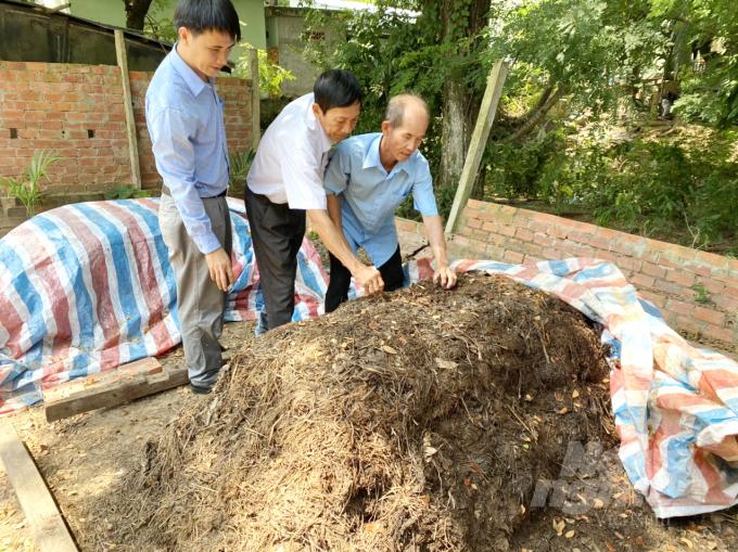 Tham gia dự án VnSAT, nông dân được tập huấn kỹ thuật sử dụng sản phẩm phụ từ lúa gạo để ủ phân hữu cơ, phục vụ sản xuất nông sản sạch, giảm ô nhiễm môi trường. Ảnh: Hoàng Vũ.