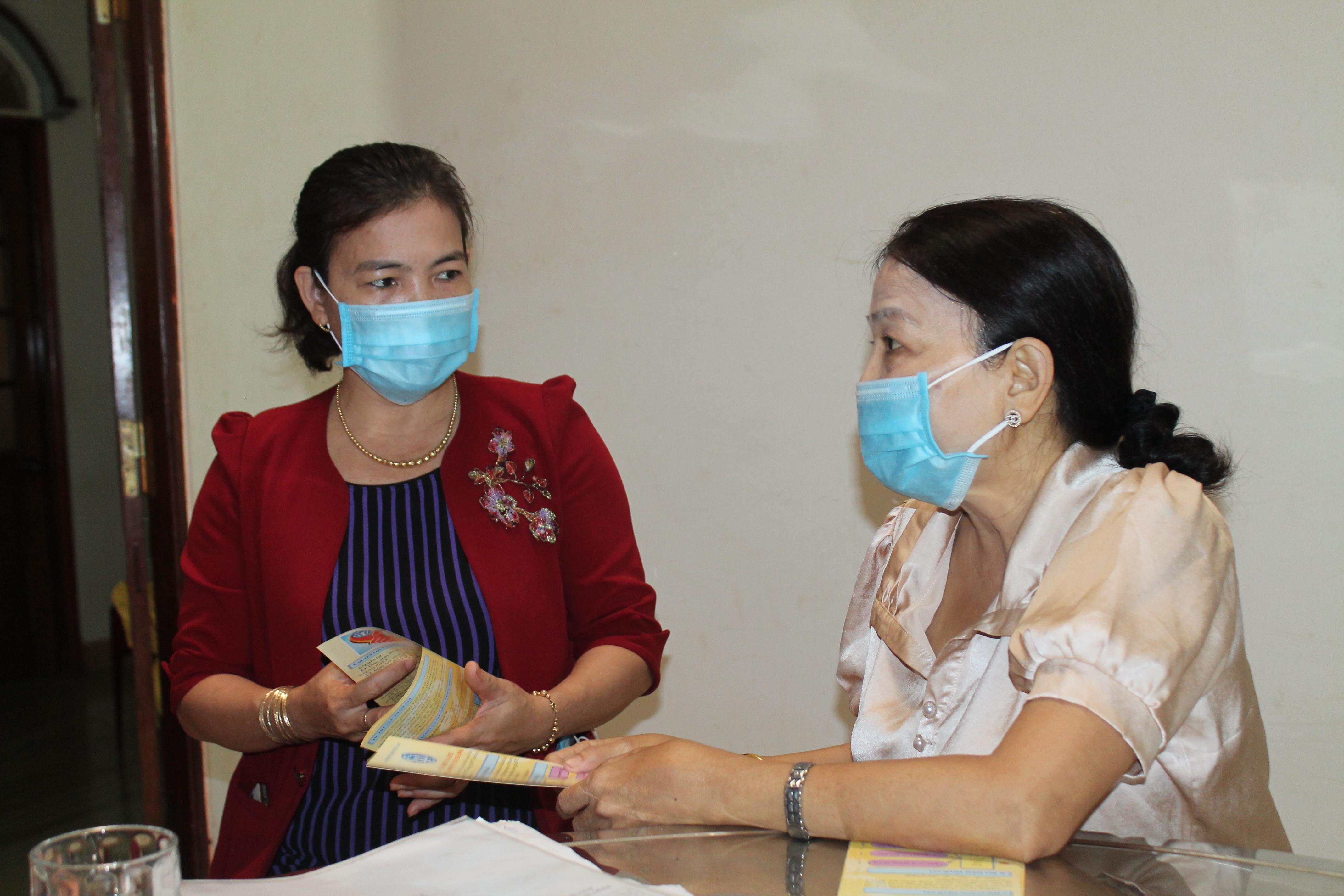 Nhân viên đại lý thu BHXH huyện Krông Năng (bên phải) giới thiệu chính sách BHXH tự nguyện với người dân địa phương.