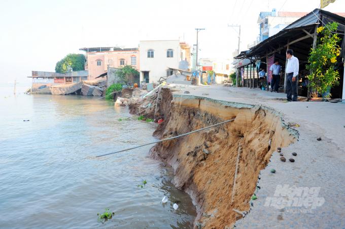Từ đầu năm 2021 đến nay, trên địa bàn tỉnh An Giang có 39 điểm sụt lún, sạt lở đất bờ sông, kênh, rạch, với chiều dài hàng km. Ảnh: Lê Hoàng Vũ.