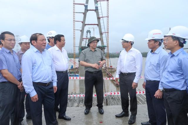 Thủ tướng kiểm tra dự án trọng điểm và làm việc với tỉnh Vĩnh Long - Ảnh 2.