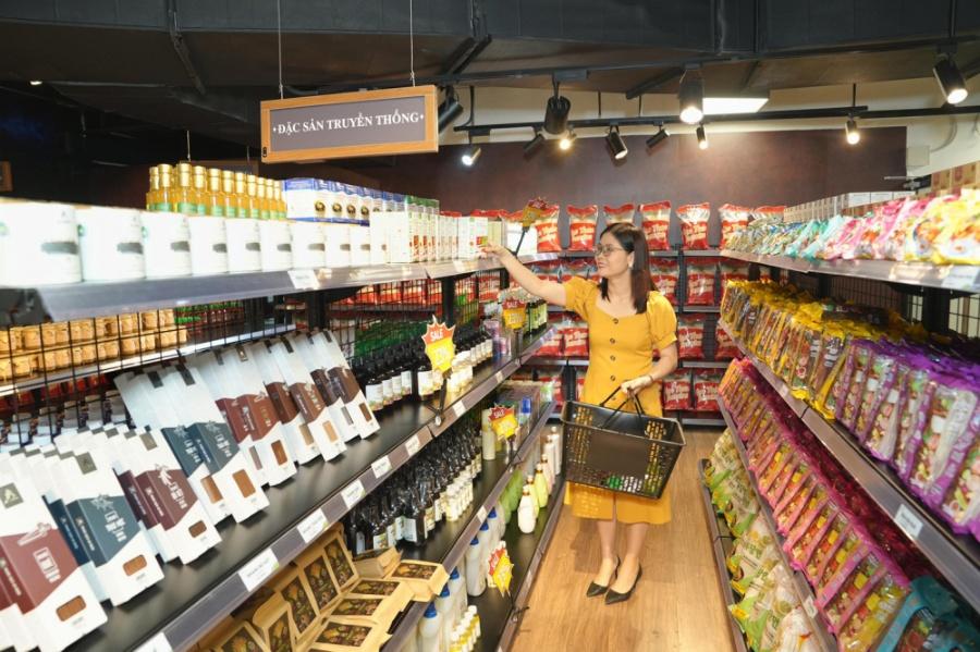 Ngày càng nhiều người tiêu dùng chuộng mua sản phẩm OCOP  và đặc sản địa phương trong siêu thị, trung tâm thương mại  (ảnh chụp tại Gigamall, TP Thủ Đức)