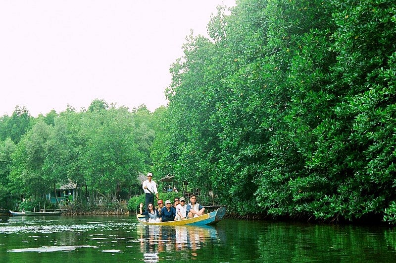 Du khách tham quan tại Cần Giờ