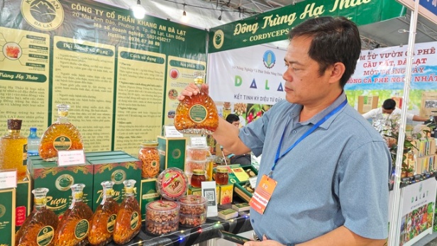Nhiều sâm ngọc linh, đông trùng hạ thảo tại hội chợ nông nghiệp TP HCM - Ảnh 7.
