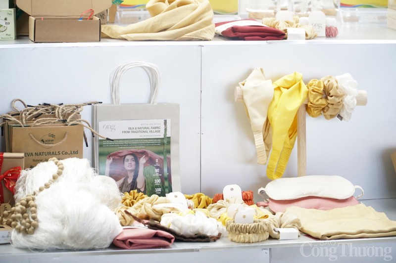 Từ quả dại, lá khô thành nguyên liệu sản phẩm công nghiệp nông thôn tiêu biểu Từ quả dại, lá khô thành nguyên liệu sản phẩm công nghiệp nông thôn tiêu biểu