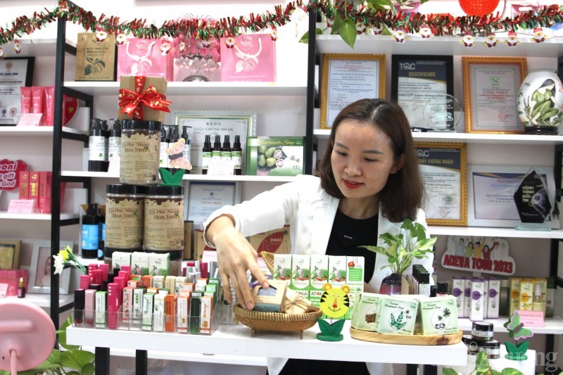 Từ quả dại, lá khô thành nguyên liệu sản phẩm công nghiệp nông thôn tiêu biểu Từ quả dại, lá khô thành nguyên liệu sản phẩm công nghiệp nông thôn tiêu biểu