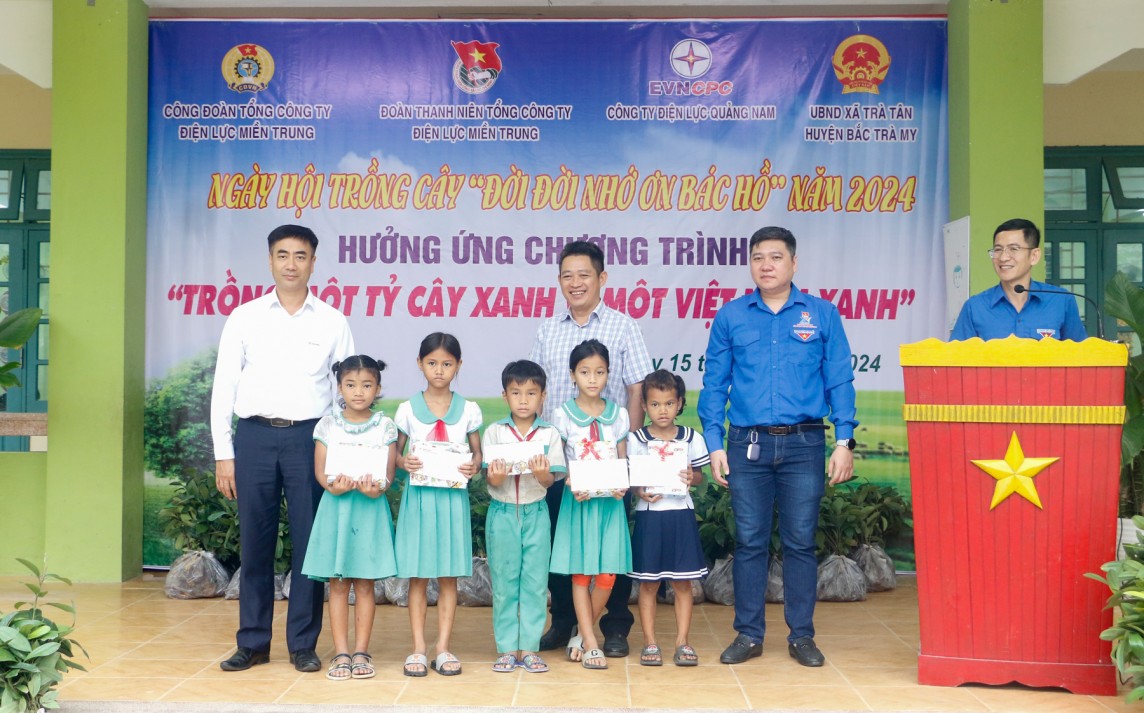 EVNCPC và PC Quảng Nam hỗ trợ 3.000 cây Quế Nam trồng cây gây rừng EVNCPC và PC Quảng Nam hỗ trợ 3.000 cây Quế Nam trồng cây gây rừng