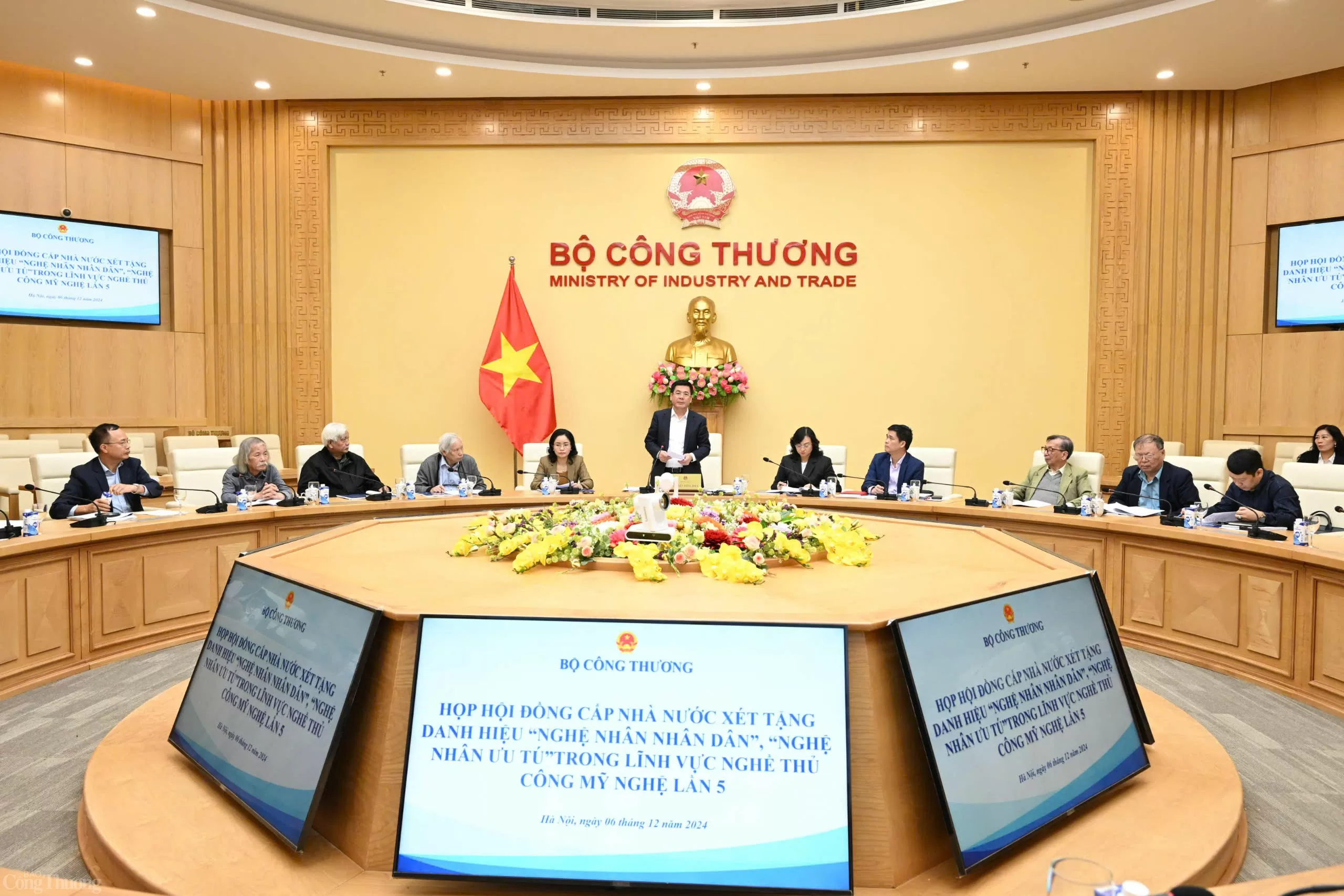 Họp Hội đồng cấp Nhà nước xét tặng danh hiệu