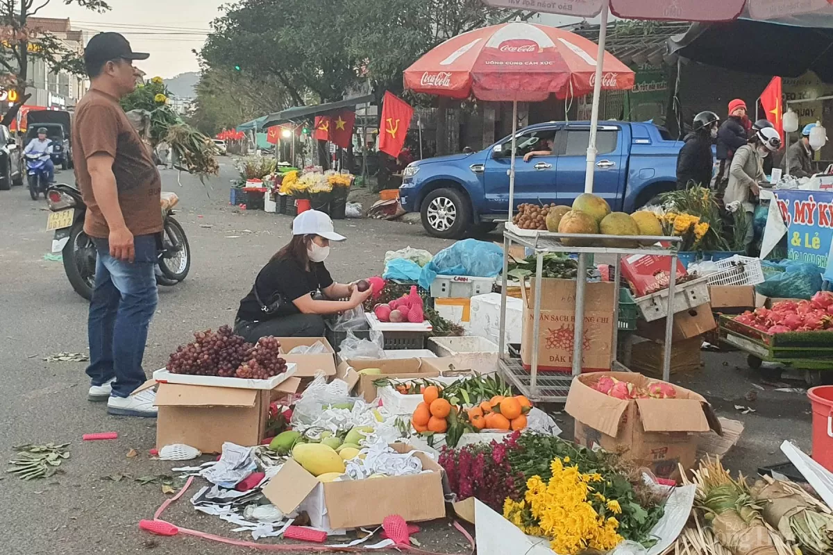 Hàng hóa ngày Mùng 4 Tết tại TP. Đà Nẵng ghi nhận giá ổn định và một số mặt hàng giảm nhẹ so với cuối năm