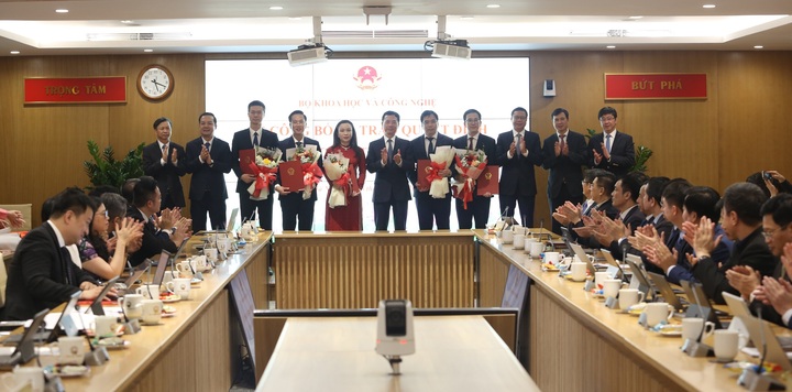 Bộ trưởng Nguyễn Mạnh Hùng tặng hoa chúc mừng lãnh đạo các đơn vị được điều động, bổ nhiệm. Ảnh: Mai Hà
