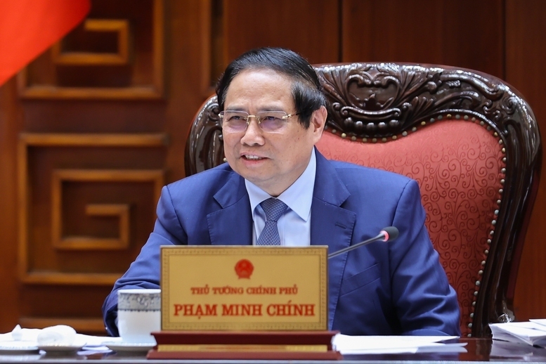 Thủ tướng bày tỏ xúc động trước những khán đài rực đỏ màu cờ Tổ quốc, hàng chục nghìn người cùng cất tiếng hát vang Tiến quân ca - Ảnh: VGP/Nhật