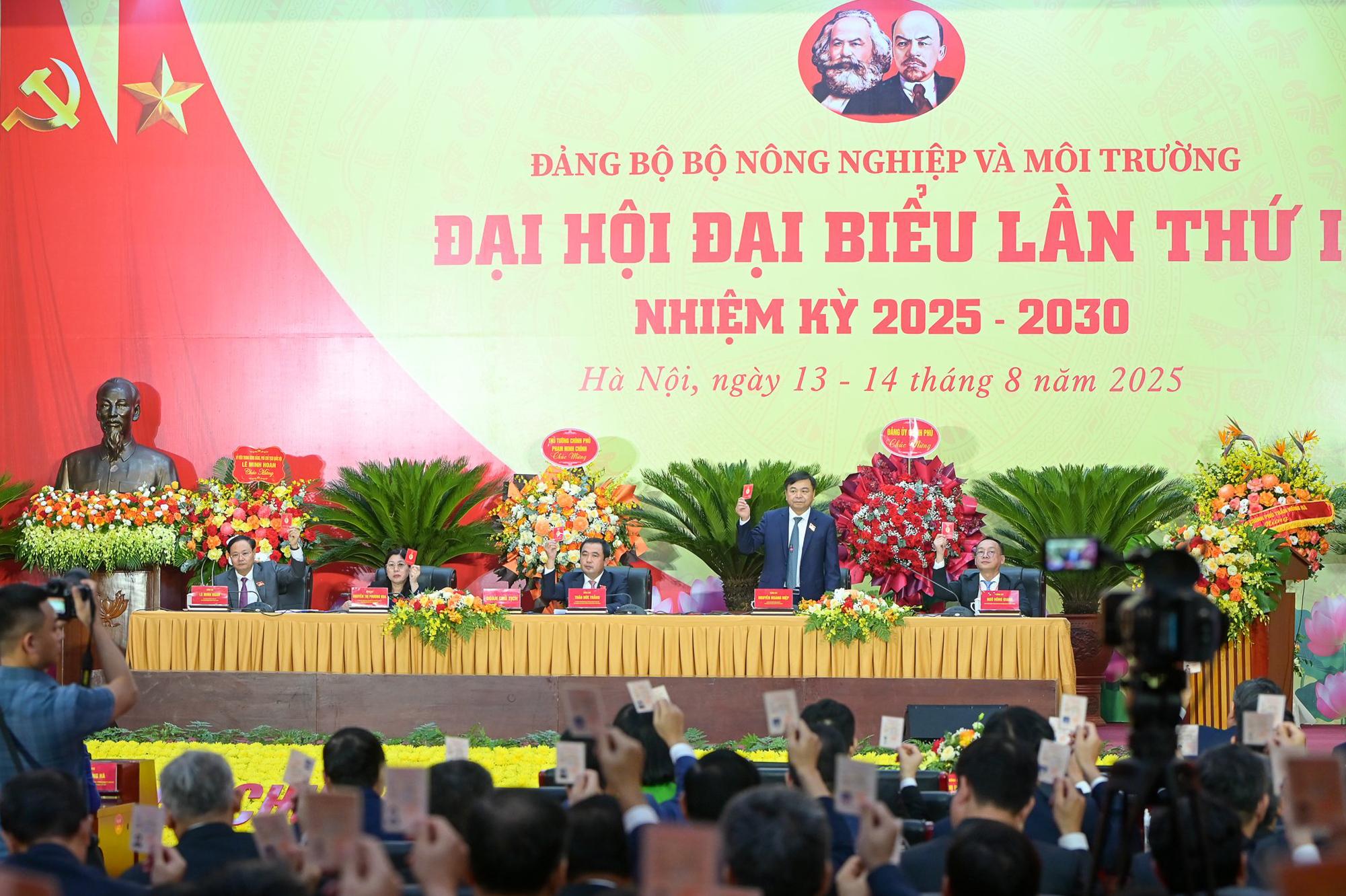 Các đại biểu thống nhất các nội dung, chương trình được Đại hội đưa ra. Ảnh: Bộ NN&MT