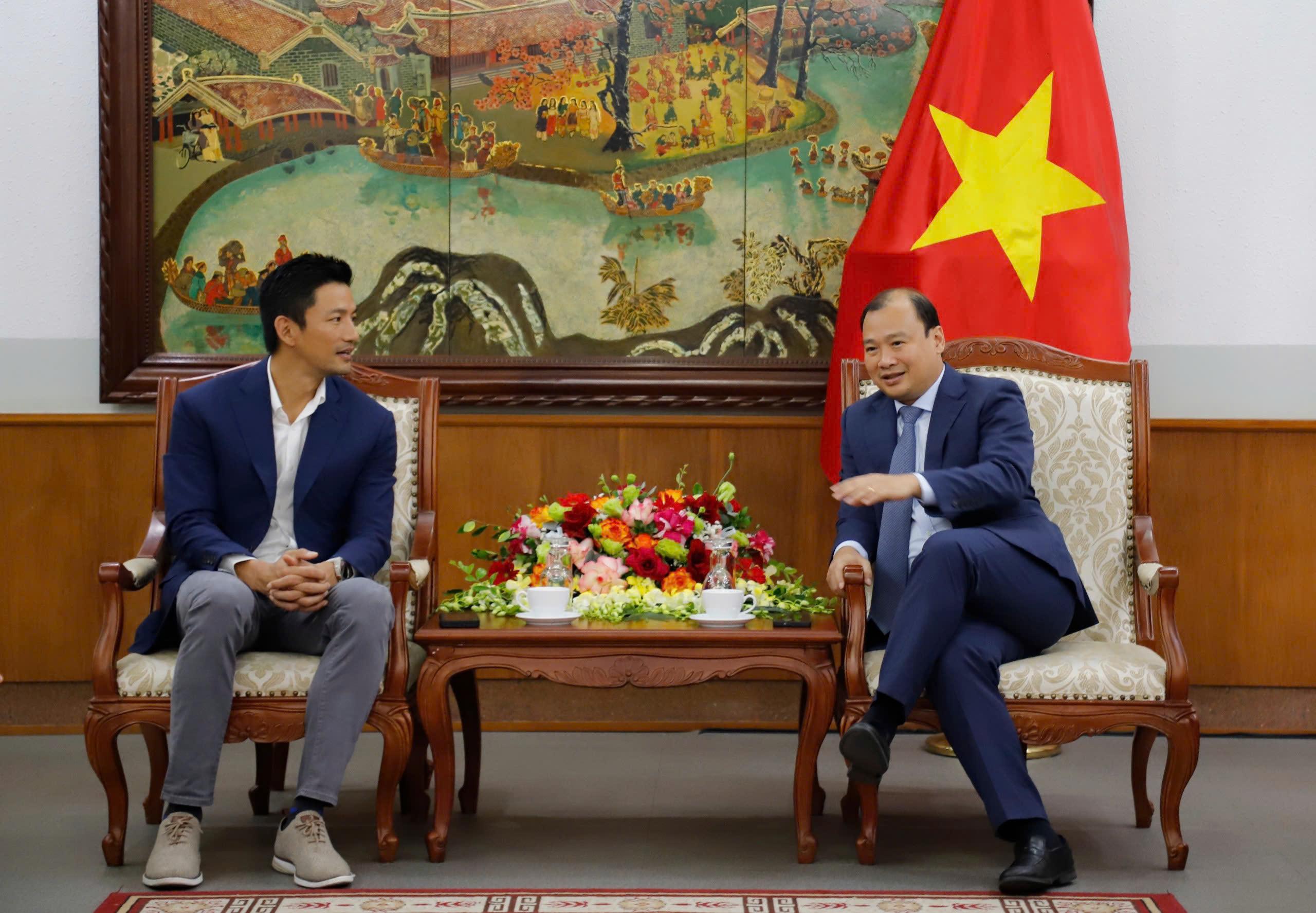 Thứ trưởng Thường trực Bộ Văn hóa, Thể thao và Du lịch - ông Lê Hải Bình tiếp và làm việc với Tổng giám đốc Google Việt Nam - ông Marc Woo. Ảnh: Xuân Trường