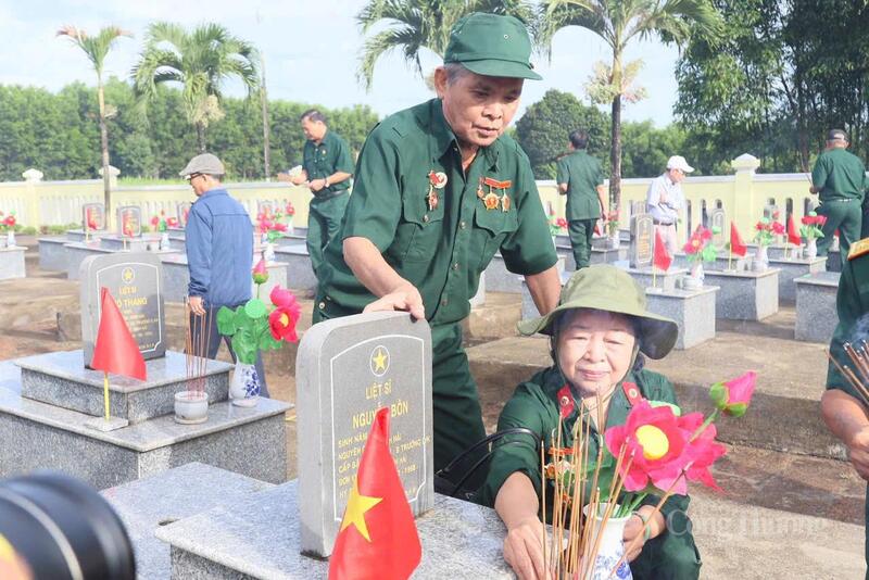 Thắp hương tri ân những anh hùng liệt sĩ trước lễ kỷ niệm