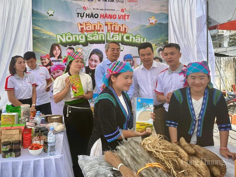 Đại diện Bộ Công Thương- lãnh đạo Cục Thương mại điện tử và Kinh tế số Hoàng Ninh cùng lãnh đạo Sở Công Thương tỉnh Lai Châu tham gia chương trình giới thiệu nông sản cho bà con xã Sìn Hồ.