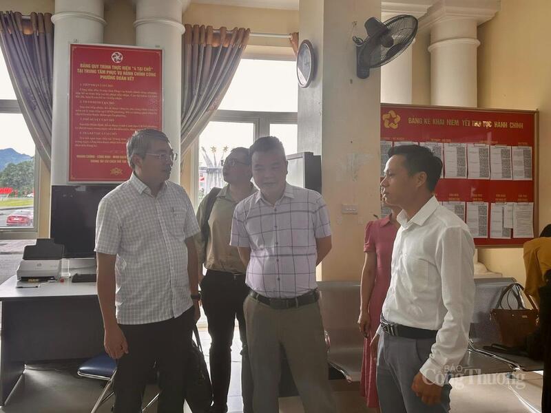 Phó Cục trưởng Cục Thương mại điện tử và Kinh tế số Hoàng Ninh khảo sát thực tế tại Trung tâm Phục vụ hành chính công của phường Đoàn Kết (tỉnh Lai Châu).