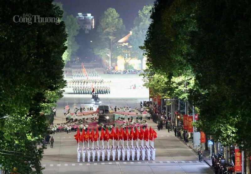 Các khối quần chúng tập kết tại phố Quán Thánh. Khối xe pháo tập kết tại nút giao Hùng Vương-Phan Đình Phùng