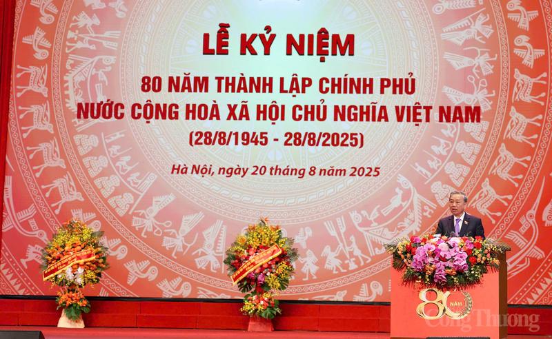 Trong bài phát biểu, Tổng Bí thư Tô Lâm khẳng định từ những bước đi đầu tiên đầy thận trọng cho tới những cải cách thể chế ngày càng hoàn thiện, bộ máy Chính phủ qua các thời kỳ đã bền bỉ đắp nền cho sự chuyển mình của đất nước. Ảnh: Nam Nguyễn