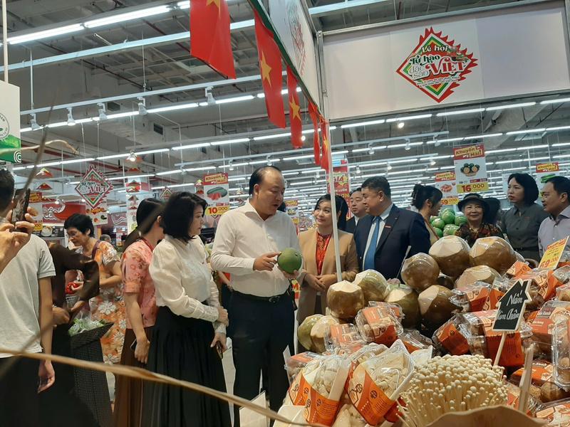 Các đại biểu đi tham quan gian hàng tại Lễ hội Tự hào đặc sản Việt Nam 2025. Ảnh: Nguyễn Hạnh