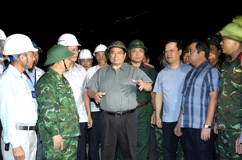 Thủ tướng Phạm Minh Chính trực tiếp đi kiểm tra công tác ứng phó bão số 5 tại Nghệ An. Ảnh: BNA/Phạm Bằng