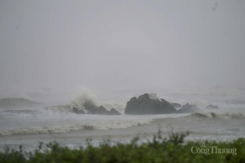 Trưa 25/8, biển Cửa Lò đang có mưa to, gió lớn