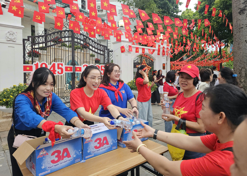 Báo Công Thương phối hợp với Trung tâm Truyền thông, Dữ liệu và Công nghệ số TP. Hà Nội cùng nhiều doanh nghiệp tặng nước uống, sữa, cờ đỏ sao vàng tới người dân xem Tổng hợp luyện Lễ kỷ niệm diễu binh, diễu hành 80 năm Cách mạng Tháng Tám và Quốc khánh 2/9 - Ảnh: Linh Phạm