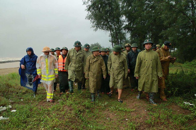 Phó Thủ tướng đi thị sát, kiểm tra một số tuyến đê biển xung yếu - Ảnh: VGP/Minh Khôi