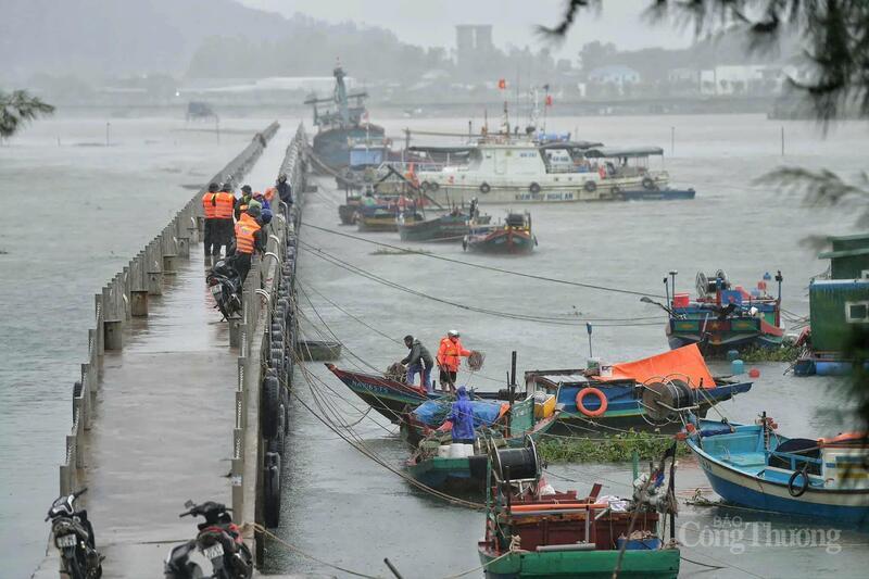 Lực lượng chức năng tỉnh Nghệ An hỗ trợ ngư dân đảm bảo an toàn tài sản trước bão số 5