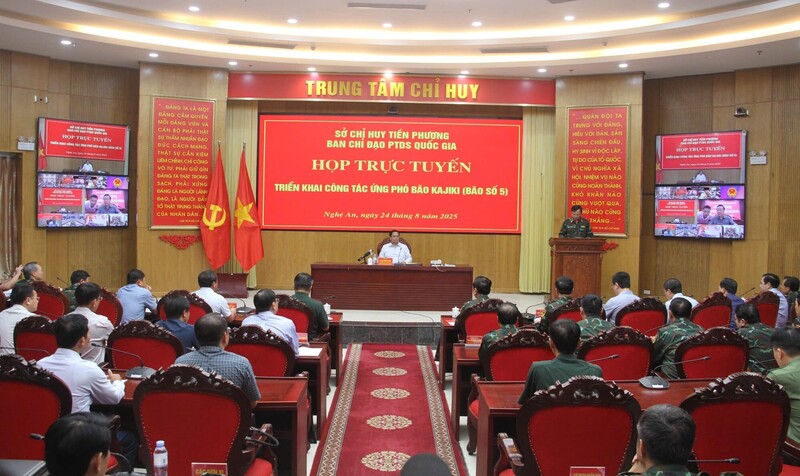 Thủ tướng Chính phủ Phạm Minh Chính họp khẩn triển khai công tác ứng phó với báo số 5. Ảnh: VGP/Nhật Bắc