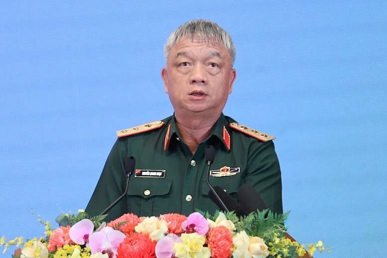 Thượng tướng Nguyễn Quang Ngọc, Thứ trưởng Quốc phòng chia sẻ về kết quả, kinh nghiệm của lực lượng quân đội trong triển khai phong trào thi đua xóa nhà tạm, nhà dột nát - Ảnh: VGP/Nhật Bắc